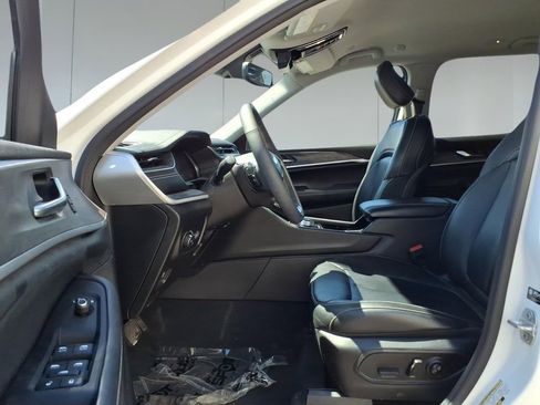 Used 2023 Jeep Grand Cherokee Limited image 16