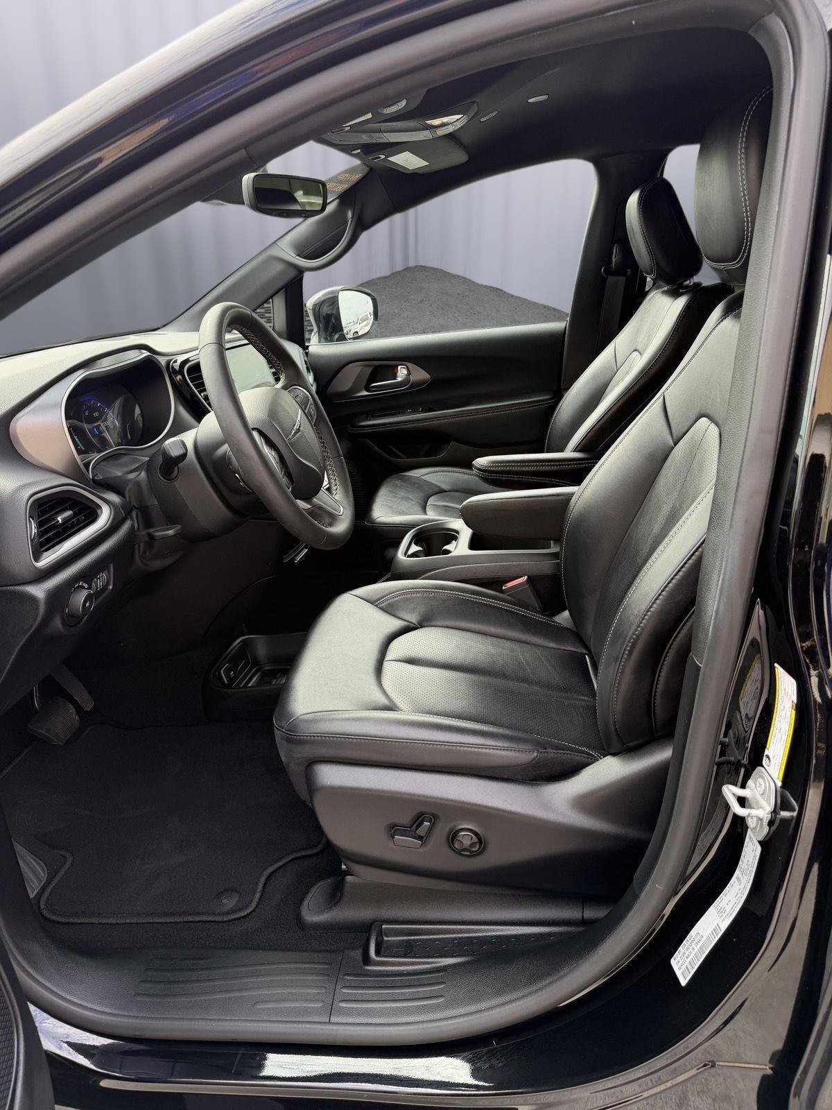 Used 2025 Chrysler Pacifica Select FWD image 20