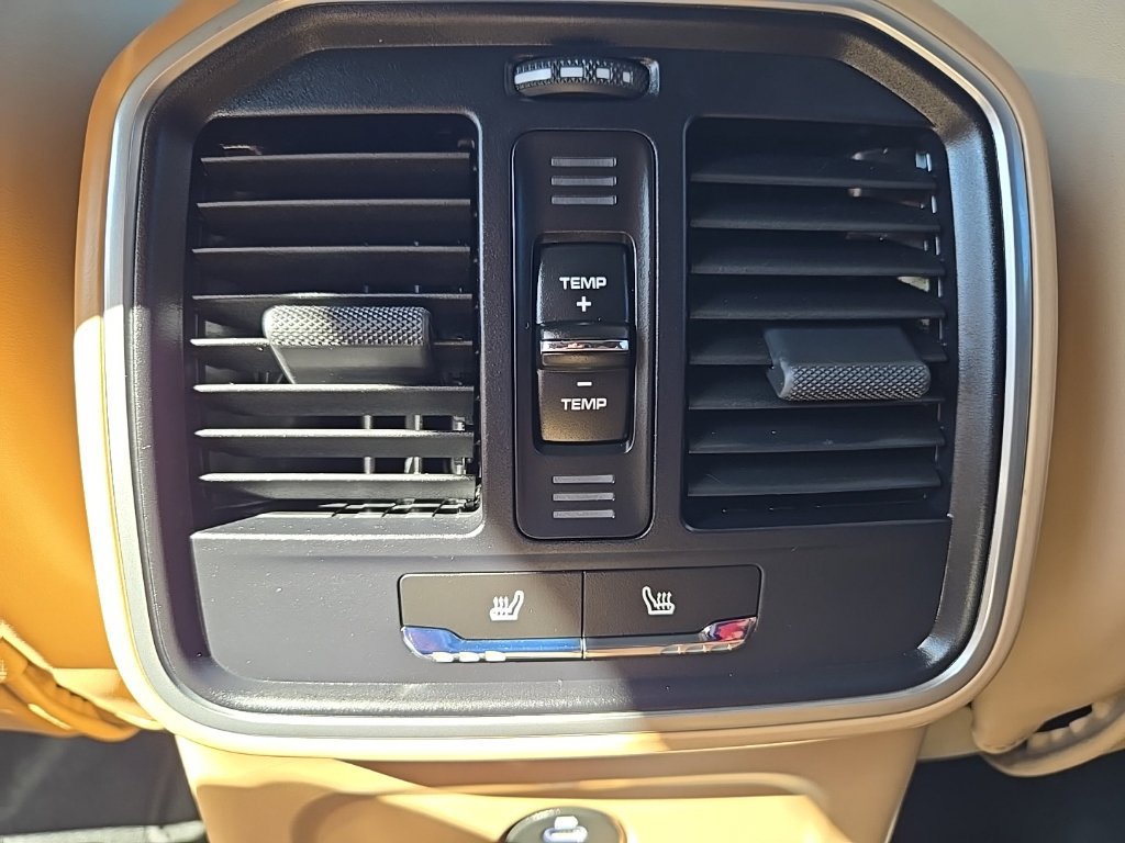 Used 2023 Porsche Macan AWD/4WD image 43