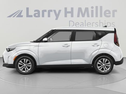 Used 2023 Kia Soul LX w/ LX Technology Package FWD image 3