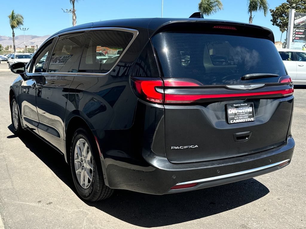 Used 2023 Chrysler Pacifica Touring-L FWD image 6