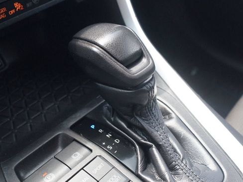Used 2022 Toyota RAV4 LE AWD/4WD image 10