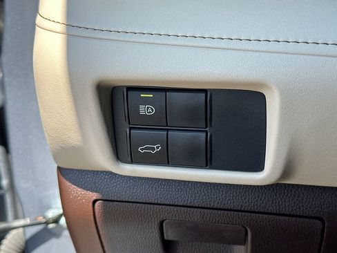 Used 2021 Toyota Highlander XLE image 24