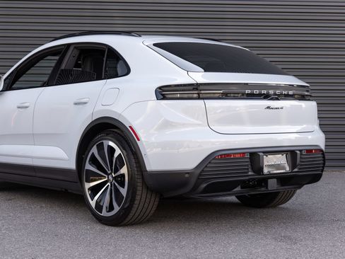 Certified 2026 Porsche Macan 4 Electric AWD/4WD image 11