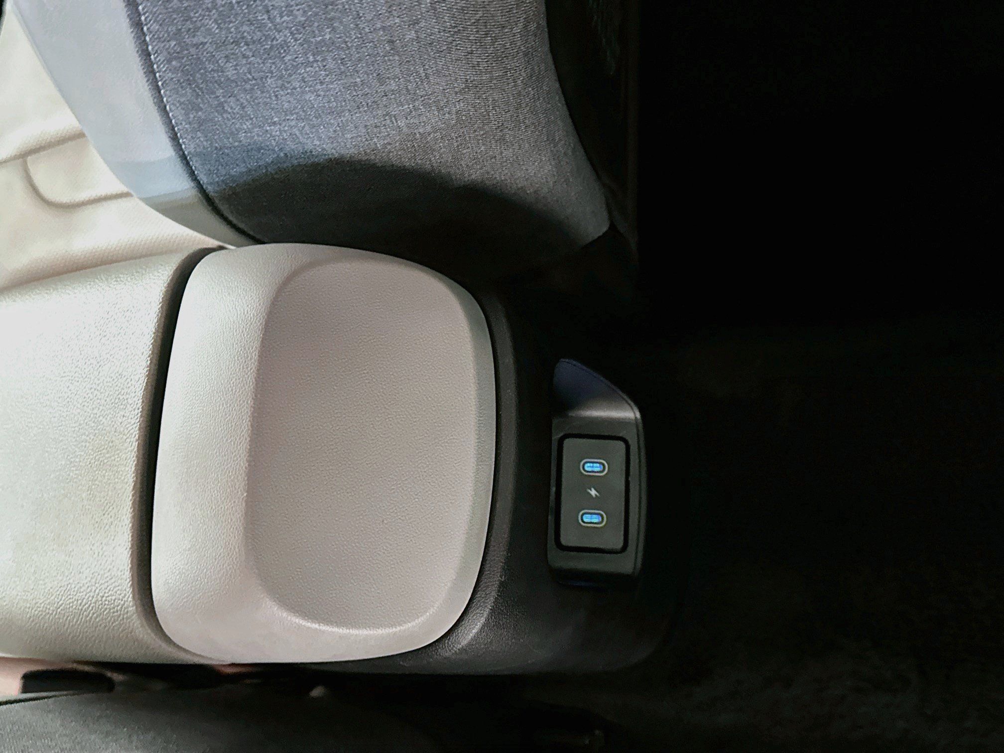 Used 2025 Hyundai Elantra Limited FWD image 27