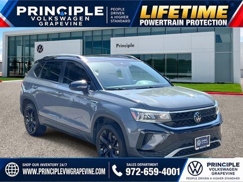 Used 2023 Volkswagen Taos SE w/ Panoramic Sunroof Package FWD image 2