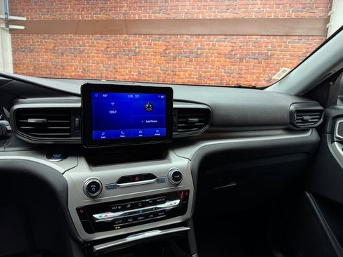 Certified 2023 Ford Explorer XLT image 3