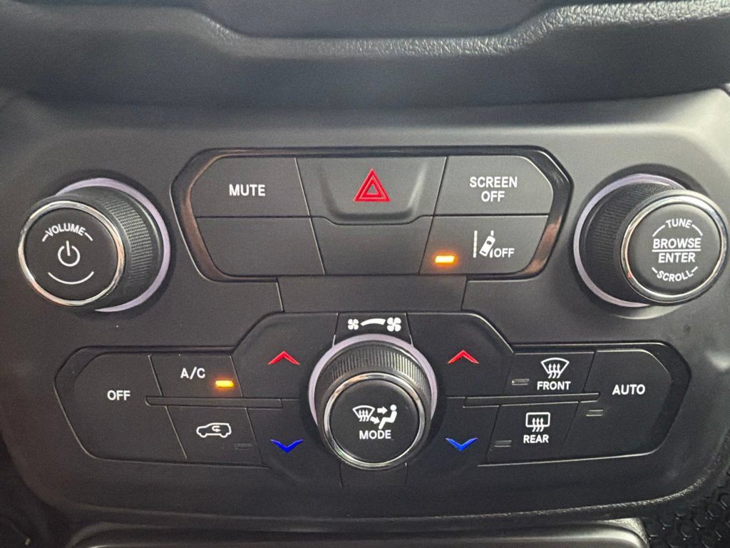 Used 2023 Jeep Renegade Latitude AWD/4WD image 28