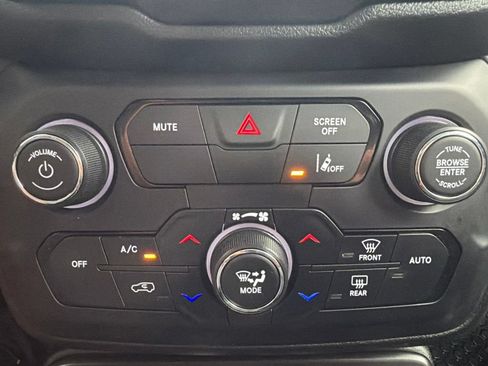 Used 2023 Jeep Renegade Latitude AWD/4WD image 28