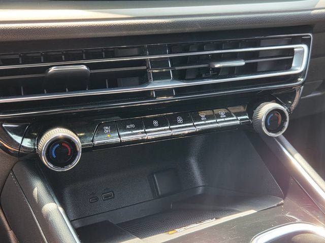 Used 2025 Chevrolet Traverse LT FWD image 25