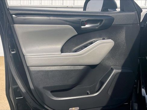 Used 2023 Toyota Highlander XLE image 27