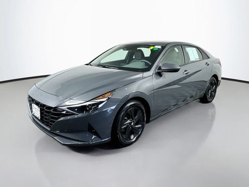Used 2023 Hyundai Elantra SEL w/ Preferred Accessory Package FWD image 2