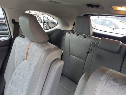 Used 2023 Toyota Highlander Bronze Edition image 7