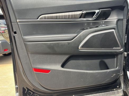 Used 2025 Kia Telluride EX w/ EX Captain's Chair Package FWD image 19