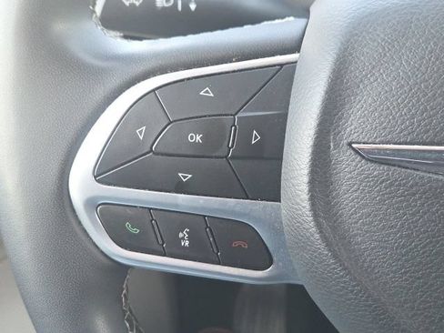 Used 2023 Chrysler Pacifica Touring-L FWD image 41