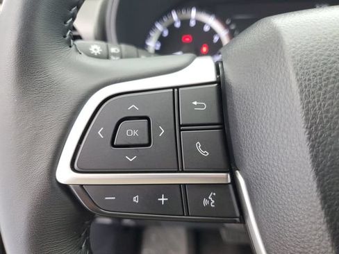Used 2025 Toyota Highlander LE FWD image 25