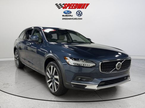 Used 2025 Volvo V90 B6 Cross Country Plus w/ Climate Package AWD/4WD image 2