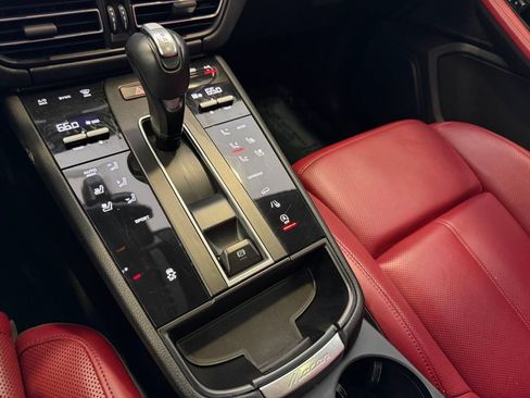 Used 2023 Porsche Macan AWD/4WD image 19