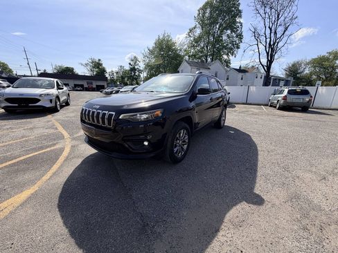 Used 2019 Jeep Cherokee Latitude Plus w/ Cold Weather Group AWD/4WD image 38