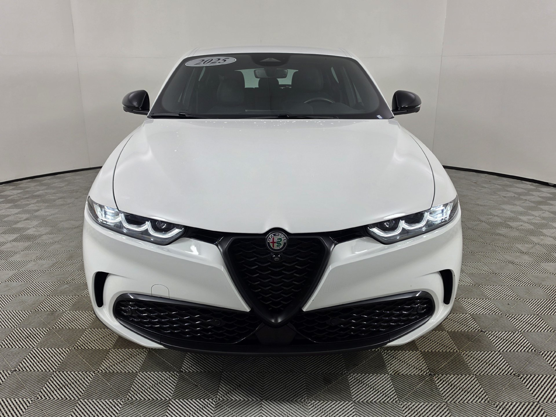 Used 2025 Alfa Romeo Tonale w/ Premium Package AWD/4WD image 2