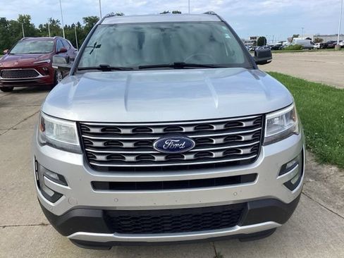 Used 2017 Ford Explorer XLT w/ Equipment Group 202A AWD/4WD image 3