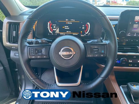 Used 2023 Nissan Pathfinder Platinum image 16