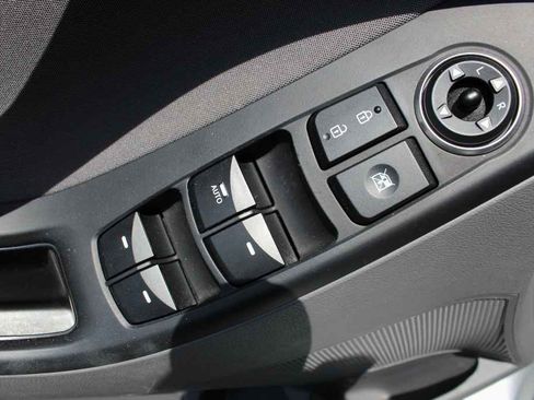 Used 2015 Hyundai Elantra SE w/ Option Group 02 FWD image 11