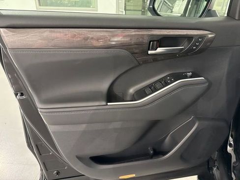 New 2026 Toyota Highlander Limited image 21