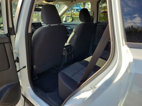 Used 2025 Nissan Rogue SV image 9