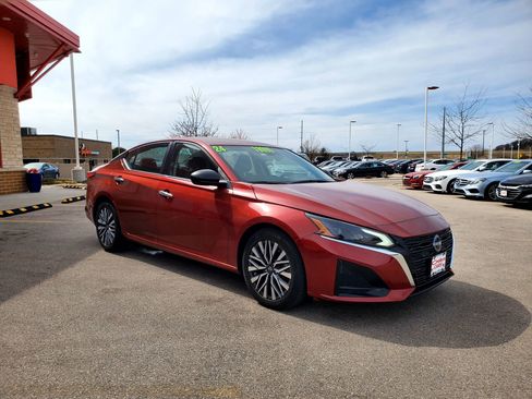 Used 2024 Nissan Altima 2.5 SV image 3