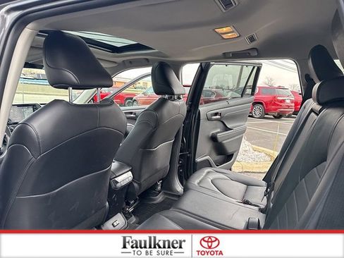 Used 2022 Toyota Highlander XLE image 12
