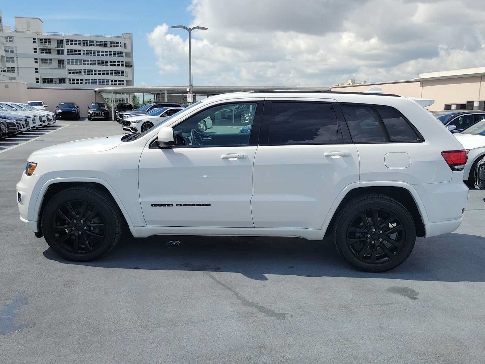 Used 2020 Jeep Grand Cherokee Altitude RWD image 3