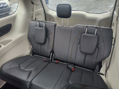 Used 2018 Chrysler Pacifica Touring-L Plus FWD image 29