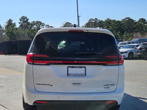 Used 2025 Chrysler Pacifica Limited image 6