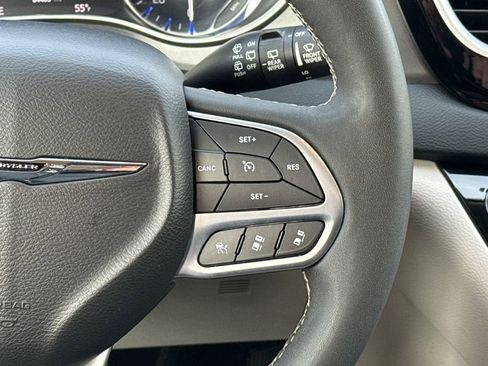 Used 2024 Chrysler Pacifica Touring-L image 28