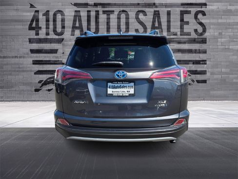 Used 2018 Toyota RAV4 XLE AWD/4WD image 4