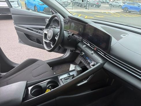 Used 2025 Hyundai Elantra SEL image 20