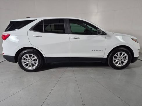 Used 2020 Chevrolet Equinox LS w/ LS Convenience Package FWD image 5