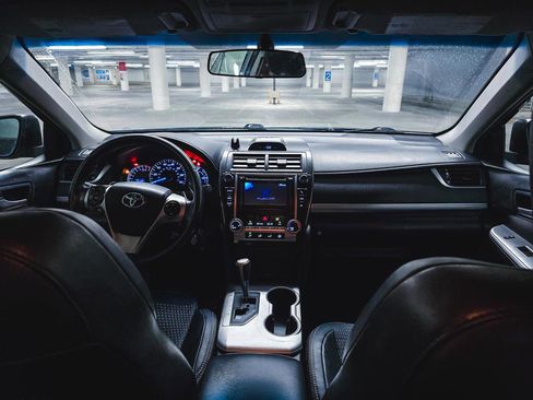 Used 2014 Toyota Camry SE FWD image 3