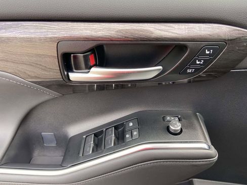 Used 2026 Toyota Highlander Platinum image 15