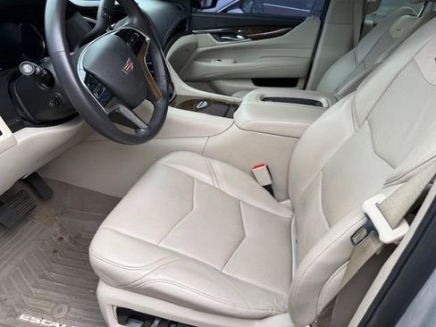 Used 2020 Cadillac Escalade Luxury image 3