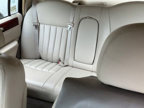 Used 2003 Lincoln Town Car Executive RWD image 8