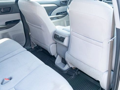 Used 2019 Toyota Highlander LE FWD image 35