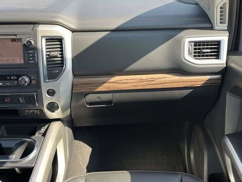 Used 2019 Nissan Titan SL RWD image 18