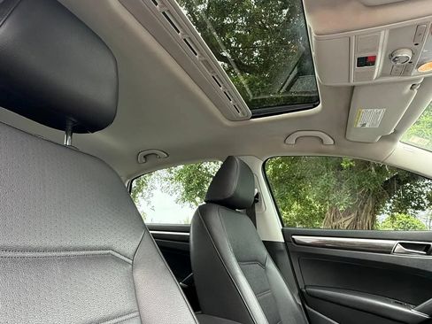 Used 2018 Volkswagen Passat 2.0T SE FWD image 16