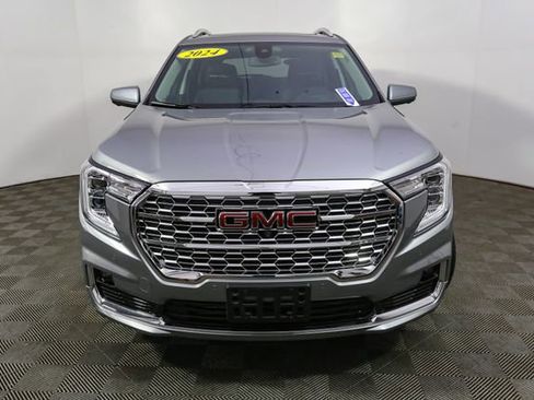 Used 2024 GMC Terrain Denali w/ Denali Premium Package AWD/4WD image 4