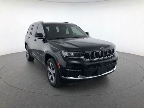 Used 2024 Jeep Wagoneer 4WD w/ Premium Group I image 2