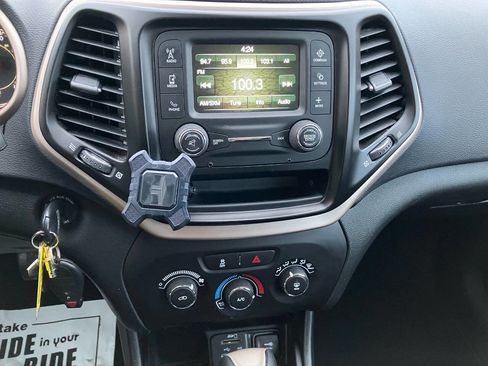 Used 2015 Jeep Cherokee Sport image 19