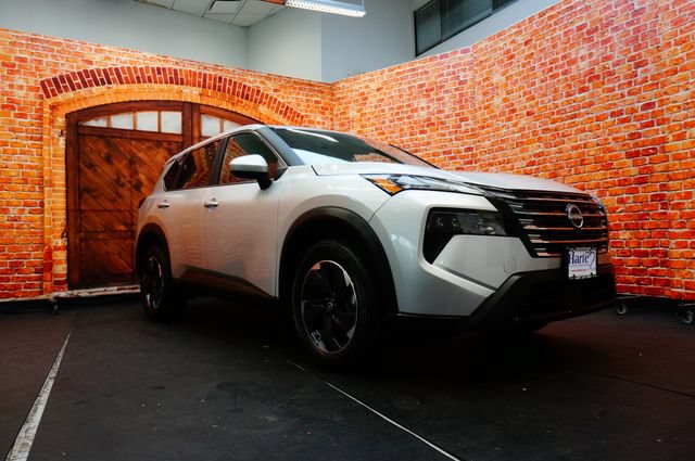 Certified 2025 Nissan Rogue SV AWD/4WD image 3
