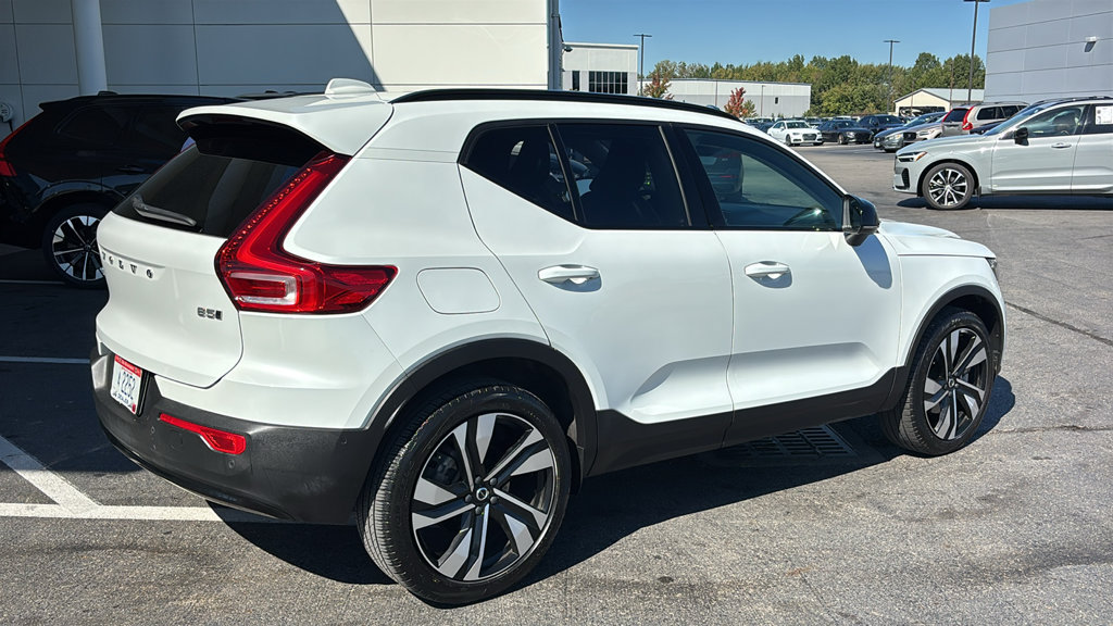 Certified 2024 Volvo XC40 B5 Plus w/ Climate Package AWD/4WD image 28
